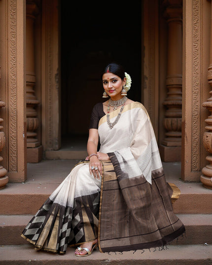 ساري زاري بالو الهندسي ثنائي اللون العاجي والبني، مصنوع من الحرير الخالص الناعم مع حافة ذهبية، بطول 5.5 متر مع قطعة بلوزة، من أصل هندي - D22684