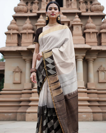 ساري زاري بالو الهندسي ثنائي اللون العاجي والبني، مصنوع من الحرير الخالص الناعم مع حافة ذهبية، بطول 5.5 متر مع قطعة بلوزة، من أصل هندي - D22684