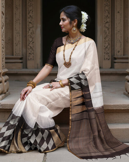 ساري زاري بالو الهندسي ثنائي اللون العاجي والبني، مصنوع من الحرير الخالص الناعم مع حافة ذهبية، بطول 5.5 متر مع قطعة بلوزة، من أصل هندي - D22684