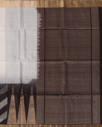 ساري زاري بالو الهندسي ثنائي اللون العاجي والبني، مصنوع من الحرير الخالص الناعم مع حافة ذهبية، بطول 5.5 متر مع قطعة بلوزة، من أصل هندي - D22684