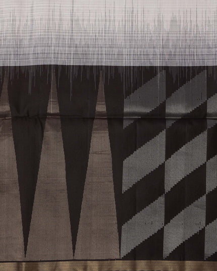 ساري زاري بالو الهندسي ثنائي اللون العاجي والبني، مصنوع من الحرير الخالص الناعم مع حافة ذهبية، بطول 5.5 متر مع قطعة بلوزة، من أصل هندي - D22684