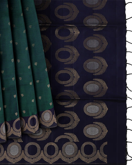 ساري حريري ناعم أخضر داكن مع أزرار زاري صغيرة وحواف دائرية منسوجة من زاري باللون الأزرق الداكن، بطول 5.5 متر مع قطعة بلوزة، من أصل هندي - D22688