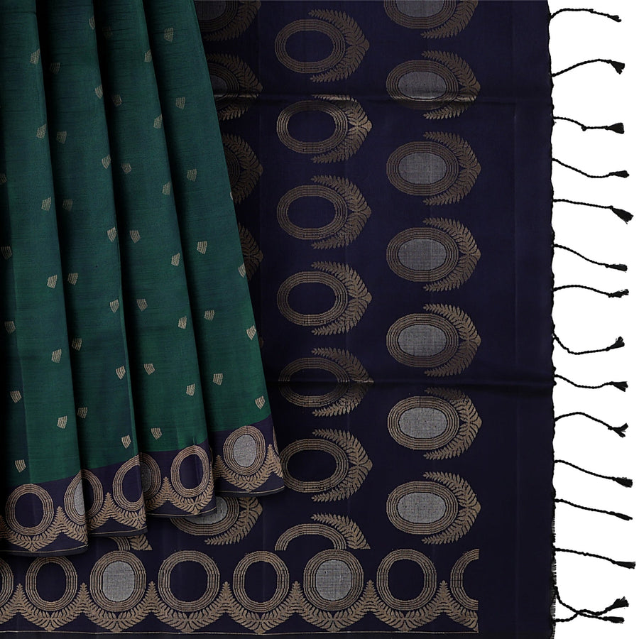 ساري حريري ناعم أخضر داكن مع أزرار زاري صغيرة وحواف دائرية منسوجة من زاري باللون الأزرق الداكن، بطول 5.5 متر مع قطعة بلوزة، من أصل هندي - D22688