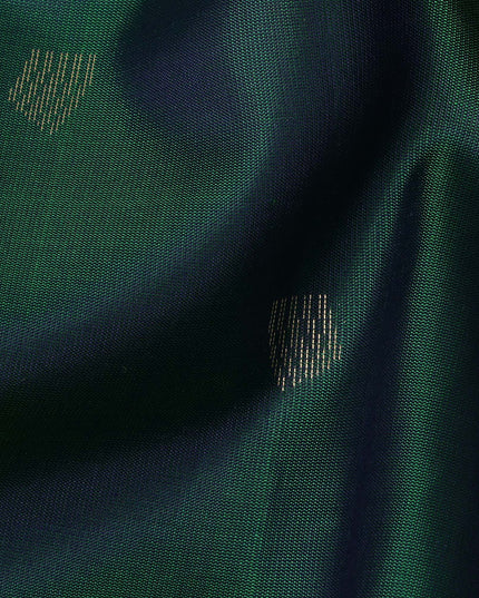 ساري حريري ناعم أخضر داكن مع أزرار زاري صغيرة وحواف دائرية منسوجة من زاري باللون الأزرق الداكن، بطول 5.5 متر مع قطعة بلوزة، من أصل هندي - D22688
