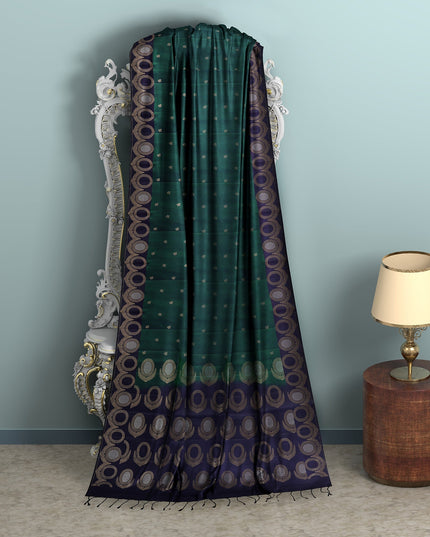 ساري حريري ناعم أخضر داكن مع أزرار زاري صغيرة وحواف دائرية منسوجة من زاري باللون الأزرق الداكن، بطول 5.5 متر مع قطعة بلوزة، من أصل هندي - D22688