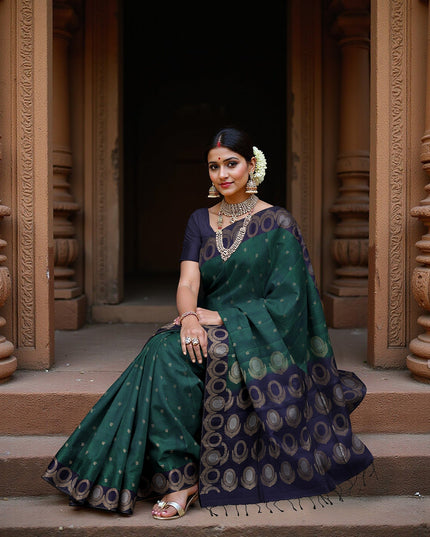 ساري حريري ناعم أخضر داكن مع أزرار زاري صغيرة وحواف دائرية منسوجة من زاري باللون الأزرق الداكن، بطول 5.5 متر مع قطعة بلوزة، من أصل هندي - D22688