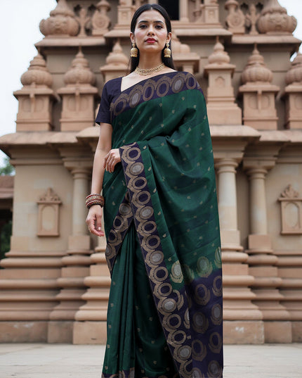 ساري حريري ناعم أخضر داكن مع أزرار زاري صغيرة وحواف دائرية منسوجة من زاري باللون الأزرق الداكن، بطول 5.5 متر مع قطعة بلوزة، من أصل هندي - D22688
