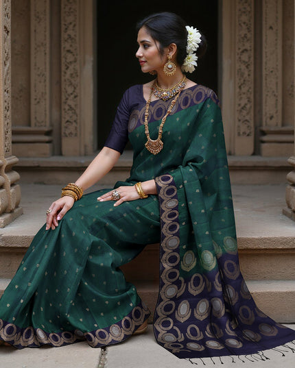 ساري حريري ناعم أخضر داكن مع أزرار زاري صغيرة وحواف دائرية منسوجة من زاري باللون الأزرق الداكن، بطول 5.5 متر مع قطعة بلوزة، من أصل هندي - D22688