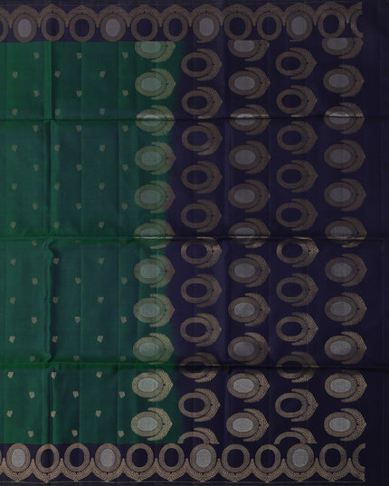 ساري حريري ناعم أخضر داكن مع أزرار زاري صغيرة وحواف دائرية منسوجة من زاري باللون الأزرق الداكن، بطول 5.5 متر مع قطعة بلوزة، من أصل هندي - D22688