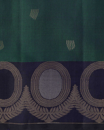 ساري حريري ناعم أخضر داكن مع أزرار زاري صغيرة وحواف دائرية منسوجة من زاري باللون الأزرق الداكن، بطول 5.5 متر مع قطعة بلوزة، من أصل هندي - D22688