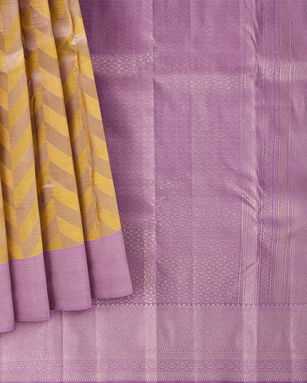 ساري كانجيفارام من الحرير الخالص بلون الخزامى والخردل بتصميم هندسي منسوج يدويًا ونقشة بالو متباينة، بطول 5.5 متر مع قطعة بلوزة، من أصل هندي - D22696