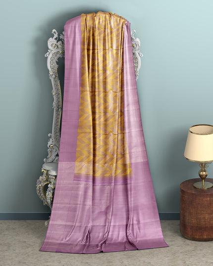 ساري كانجيفارام من الحرير الخالص بلون الخزامى والخردل بتصميم هندسي منسوج يدويًا ونقشة بالو متباينة، بطول 5.5 متر مع قطعة بلوزة، من أصل هندي - D22696