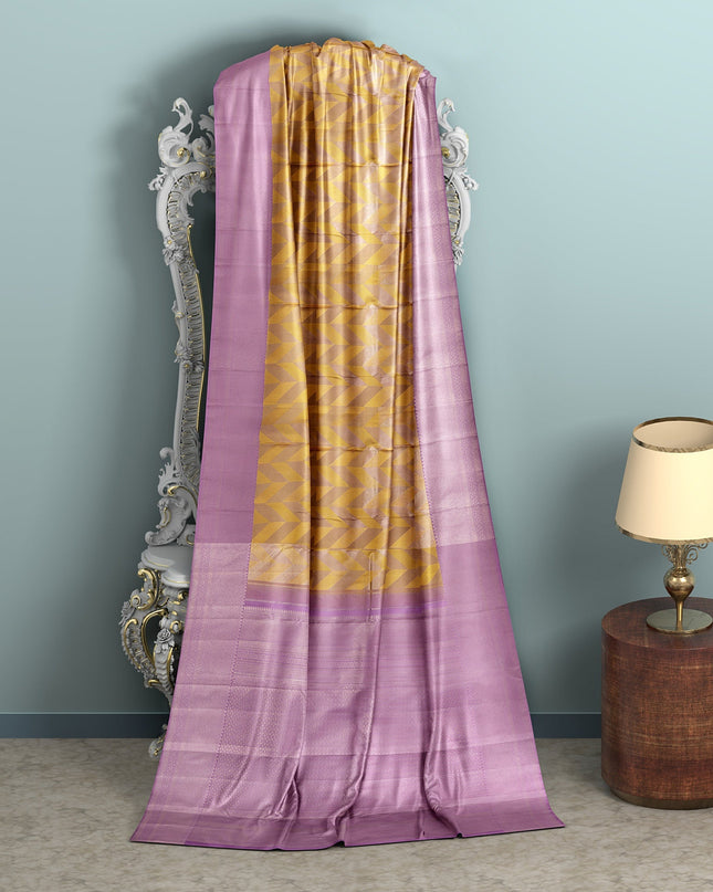 ساري كانجيفارام من الحرير الخالص بلون الخزامى والخردل بتصميم هندسي منسوج يدويًا ونقشة بالو متباينة، بطول 5.5 متر مع قطعة بلوزة، من أصل هندي - D22696