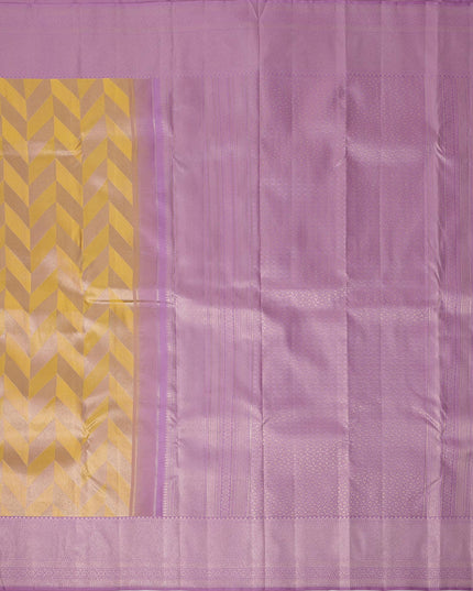 ساري كانجيفارام من الحرير الخالص بلون الخزامى والخردل بتصميم هندسي منسوج يدويًا ونقشة بالو متباينة، بطول 5.5 متر مع قطعة بلوزة، من أصل هندي - D22696