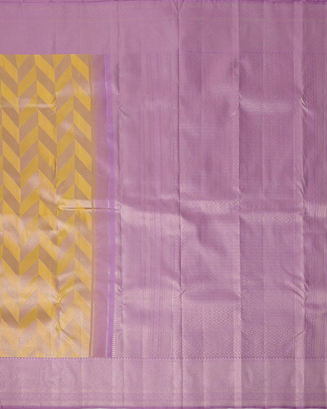 ساري كانجيفارام من الحرير الخالص بلون الخزامى والخردل بتصميم هندسي منسوج يدويًا ونقشة بالو متباينة، بطول 5.5 متر مع قطعة بلوزة، من أصل هندي - D22696