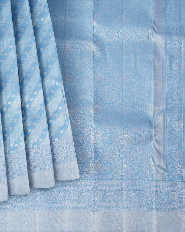 ساري كانجيفارام من الحرير الخالص باللون الأزرق السماوي، بنقشة بوتي قطرية منسوجة يدويًا وحواف مزخرفة، بطول 5.5 متر مع قطعة بلوزة، من أصل هندي - D22698