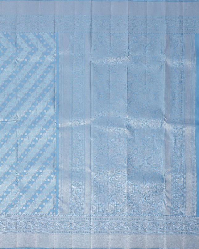 ساري كانجيفارام من الحرير الخالص باللون الأزرق السماوي، بنقشة بوتي قطرية منسوجة يدويًا وحواف مزخرفة، بطول 5.5 متر مع قطعة بلوزة، من أصل هندي - D22698