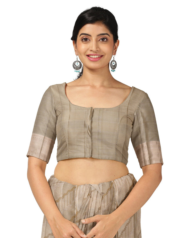 ساري كانجيفارام من الحرير الخالص باللون البيج بتصميم هندسي قطري منسوج يدويًا ولمسات زاري رقيقة، بطول 5.5 متر مع قطعة بلوزة، من أصل هندي - D22700