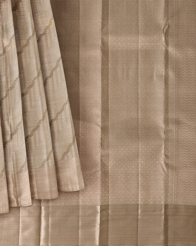ساري كانجيفارام من الحرير الخالص باللون البيج بتصميم هندسي قطري منسوج يدويًا ولمسات زاري رقيقة، بطول 5.5 متر مع قطعة بلوزة، من أصل هندي - D22700