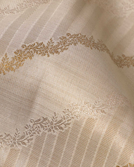 ساري كانجيفارام من الحرير الخالص باللون البيج بتصميم هندسي قطري منسوج يدويًا ولمسات زاري رقيقة، بطول 5.5 متر مع قطعة بلوزة، من أصل هندي - D22700