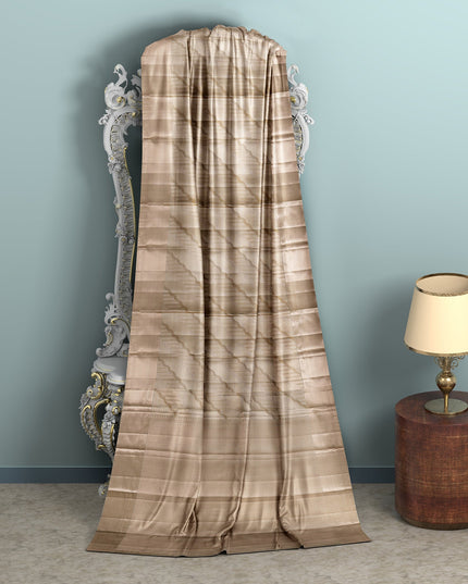 ساري كانجيفارام من الحرير الخالص باللون البيج بتصميم هندسي قطري منسوج يدويًا ولمسات زاري رقيقة، بطول 5.5 متر مع قطعة بلوزة، من أصل هندي - D22700