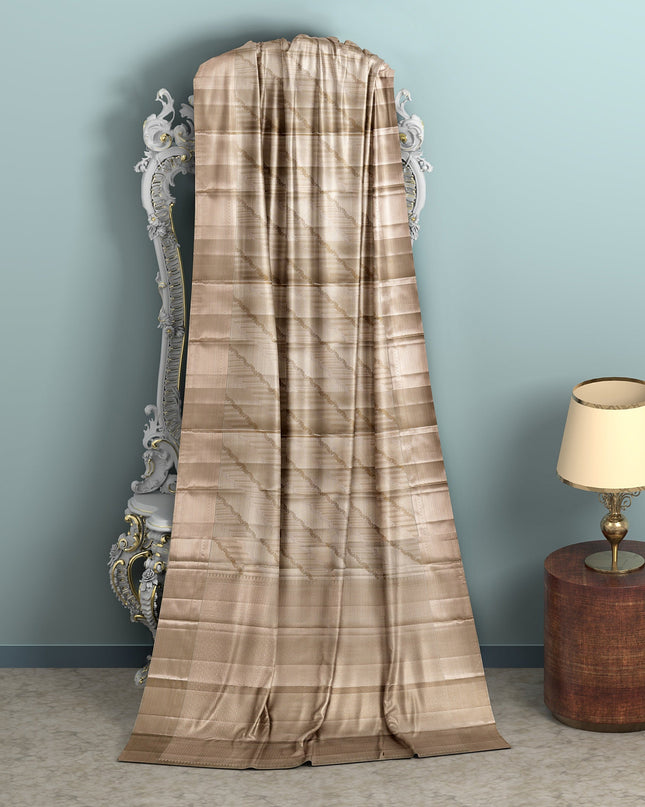 ساري كانجيفارام من الحرير الخالص باللون البيج بتصميم هندسي قطري منسوج يدويًا ولمسات زاري رقيقة، بطول 5.5 متر مع قطعة بلوزة، من أصل هندي - D22700