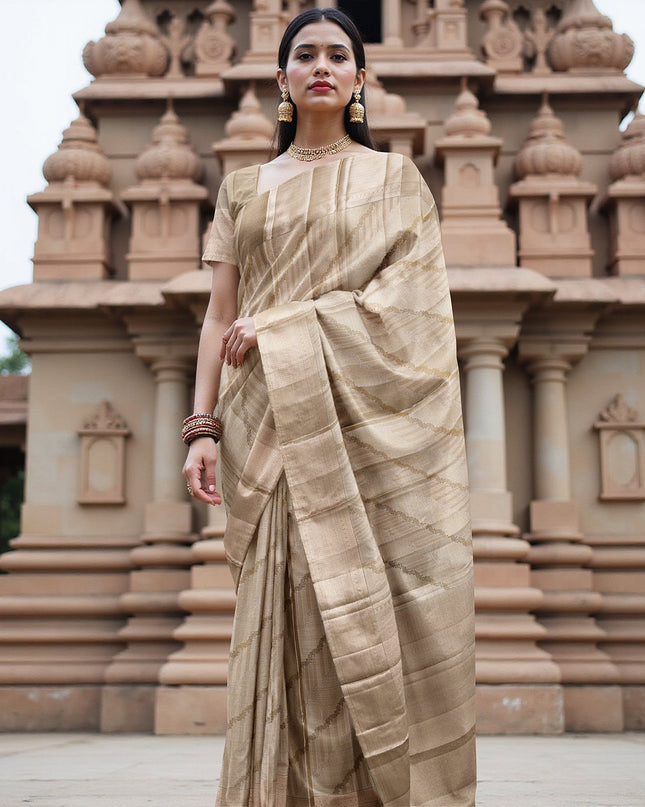 ساري كانجيفارام من الحرير الخالص باللون البيج بتصميم هندسي قطري منسوج يدويًا ولمسات زاري رقيقة، بطول 5.5 متر مع قطعة بلوزة، من أصل هندي - D22700