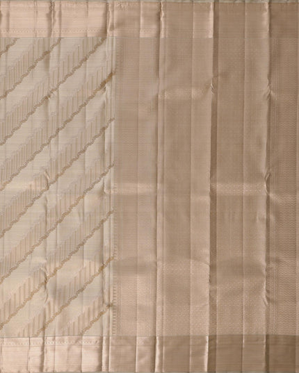 ساري كانجيفارام من الحرير الخالص باللون البيج بتصميم هندسي قطري منسوج يدويًا ولمسات زاري رقيقة، بطول 5.5 متر مع قطعة بلوزة، من أصل هندي - D22700
