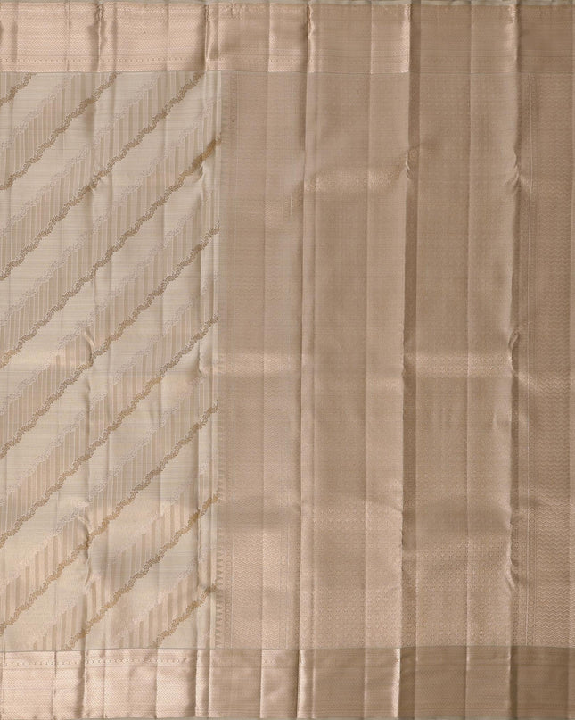 ساري كانجيفارام من الحرير الخالص باللون البيج بتصميم هندسي قطري منسوج يدويًا ولمسات زاري رقيقة، بطول 5.5 متر مع قطعة بلوزة، من أصل هندي - D22700