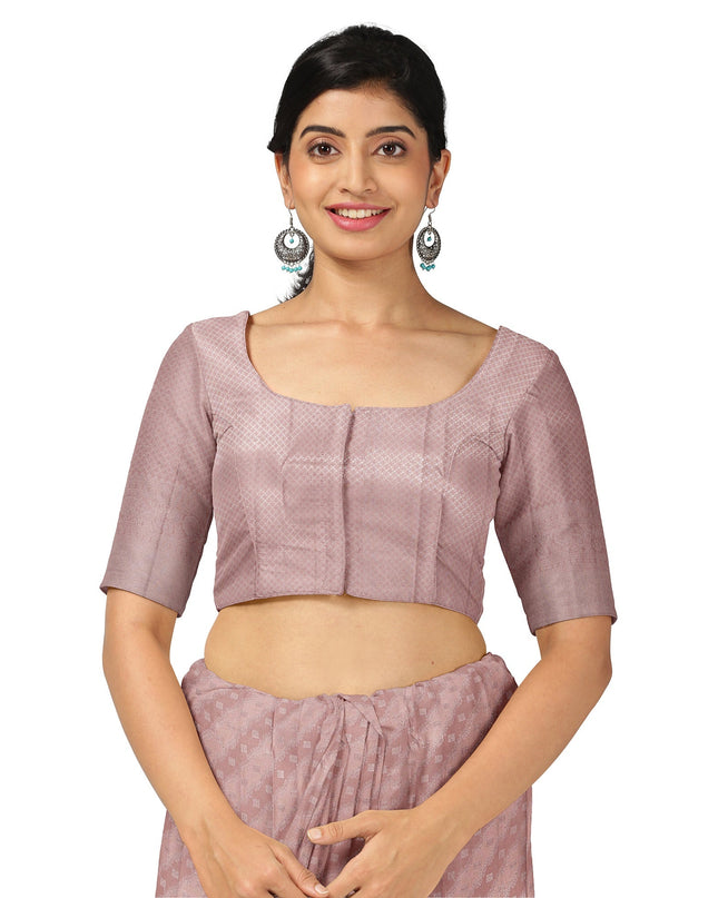 ساري كانجيفارام من الحرير الخالص باللون الوردي الفاتح، بنقشة بوتي قطرية منسوجة يدويًا وحواف مزخرفة، بطول 5.5 متر مع قطعة بلوزة، من أصل هندي - D22701