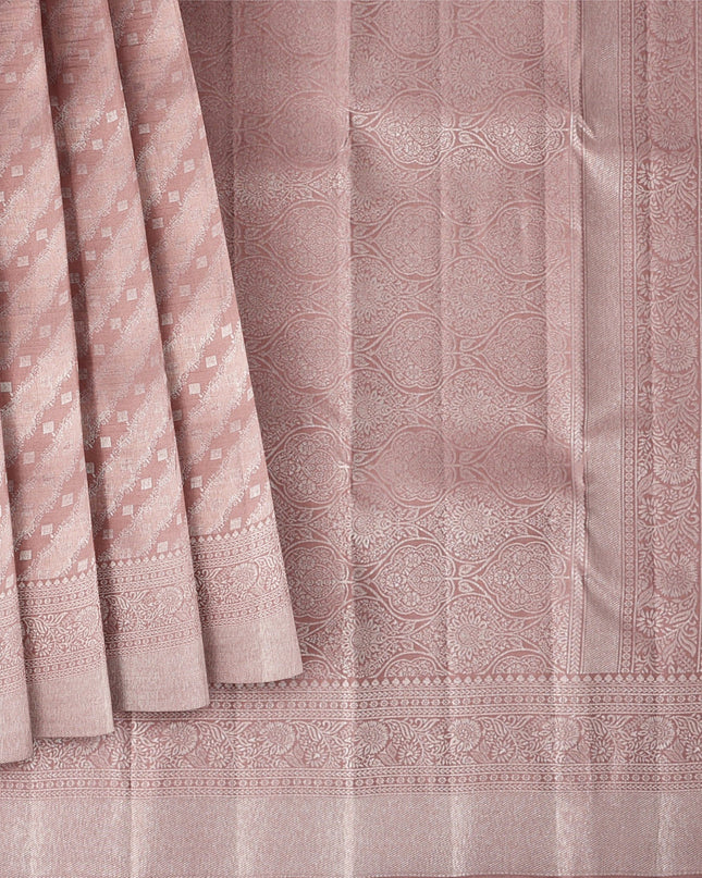 ساري كانجيفارام من الحرير الخالص باللون الوردي الفاتح، بنقشة بوتي قطرية منسوجة يدويًا وحواف مزخرفة، بطول 5.5 متر مع قطعة بلوزة، من أصل هندي - D22701