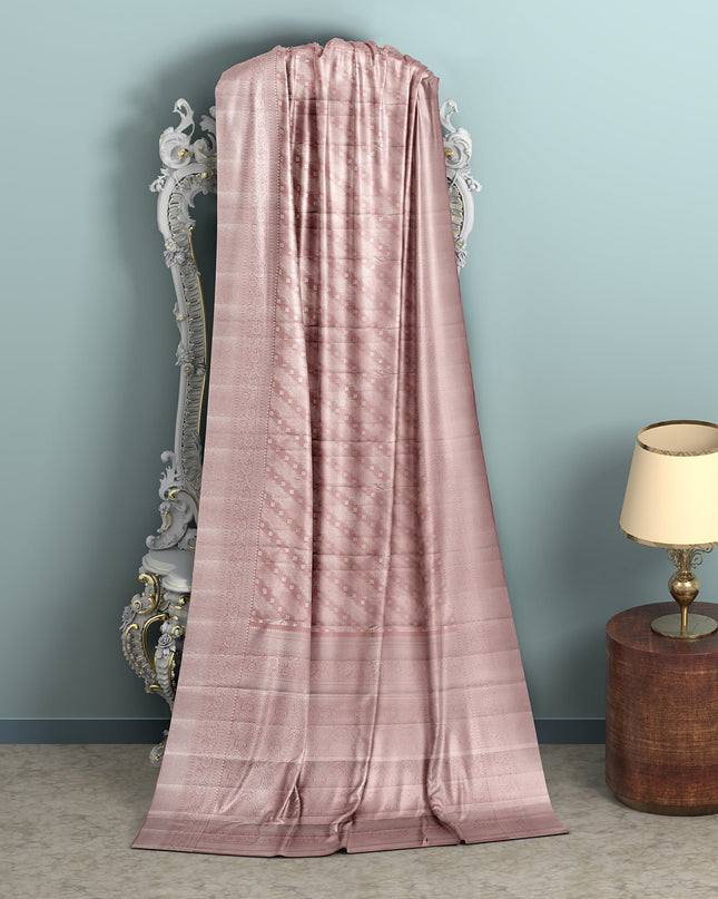 ساري كانجيفارام من الحرير الخالص باللون الوردي الفاتح، بنقشة بوتي قطرية منسوجة يدويًا وحواف مزخرفة، بطول 5.5 متر مع قطعة بلوزة، من أصل هندي - D22701