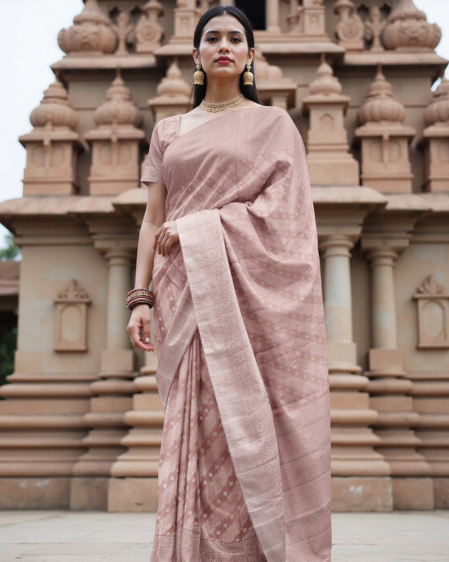 ساري كانجيفارام من الحرير الخالص باللون الوردي الفاتح، بنقشة بوتي قطرية منسوجة يدويًا وحواف مزخرفة، بطول 5.5 متر مع قطعة بلوزة، من أصل هندي - D22701