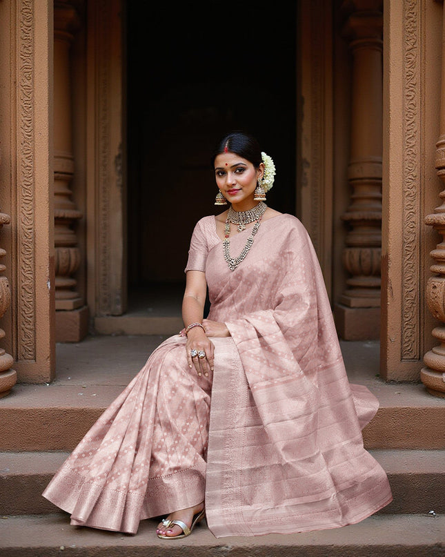 ساري كانجيفارام من الحرير الخالص باللون الوردي الفاتح، بنقشة بوتي قطرية منسوجة يدويًا وحواف مزخرفة، بطول 5.5 متر مع قطعة بلوزة، من أصل هندي - D22701