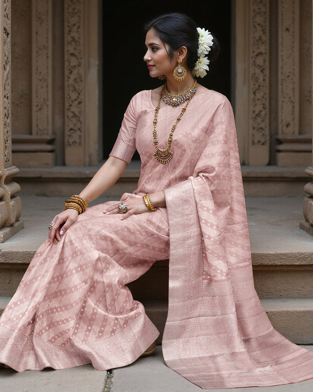 ساري كانجيفارام من الحرير الخالص باللون الوردي الفاتح، بنقشة بوتي قطرية منسوجة يدويًا وحواف مزخرفة، بطول 5.5 متر مع قطعة بلوزة، من أصل هندي - D22701