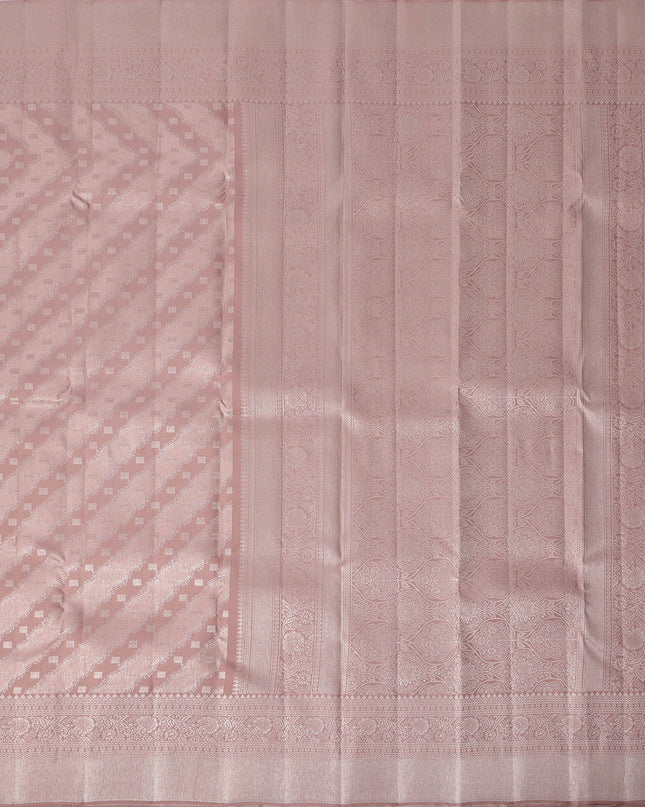 ساري كانجيفارام من الحرير الخالص باللون الوردي الفاتح، بنقشة بوتي قطرية منسوجة يدويًا وحواف مزخرفة، بطول 5.5 متر مع قطعة بلوزة، من أصل هندي - D22701
