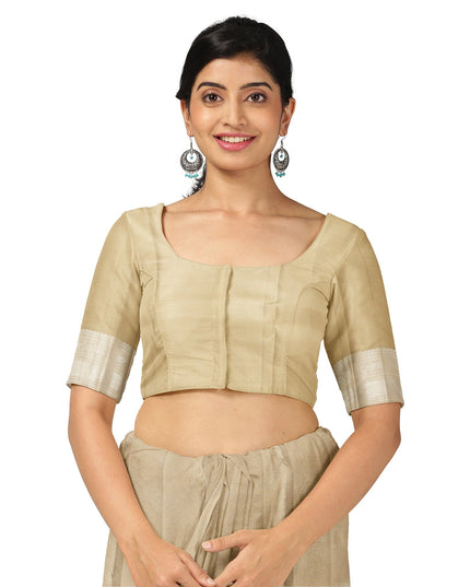 ساري كانجيفارام من الحرير الخالص بلون الشمبانيا الذهبي، بزخارف منسوجة يدويًا رقيقة وحواف لامعة، بطول 5.5 متر مع قطعة بلوزة، من أصل هندي - D22702