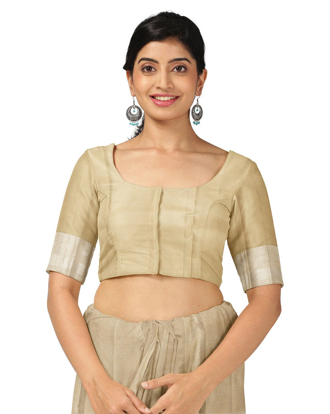 ساري كانجيفارام من الحرير الخالص بلون الشمبانيا الذهبي، بزخارف منسوجة يدويًا رقيقة وحواف لامعة، بطول 5.5 متر مع قطعة بلوزة، من أصل هندي - D22702