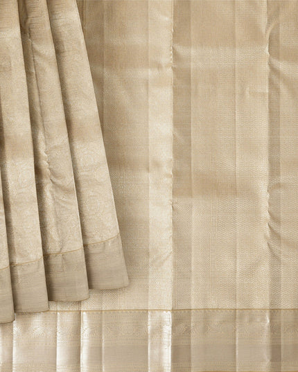 ساري كانجيفارام من الحرير الخالص بلون الشمبانيا الذهبي، بزخارف منسوجة يدويًا رقيقة وحواف لامعة، بطول 5.5 متر مع قطعة بلوزة، من أصل هندي - D22702