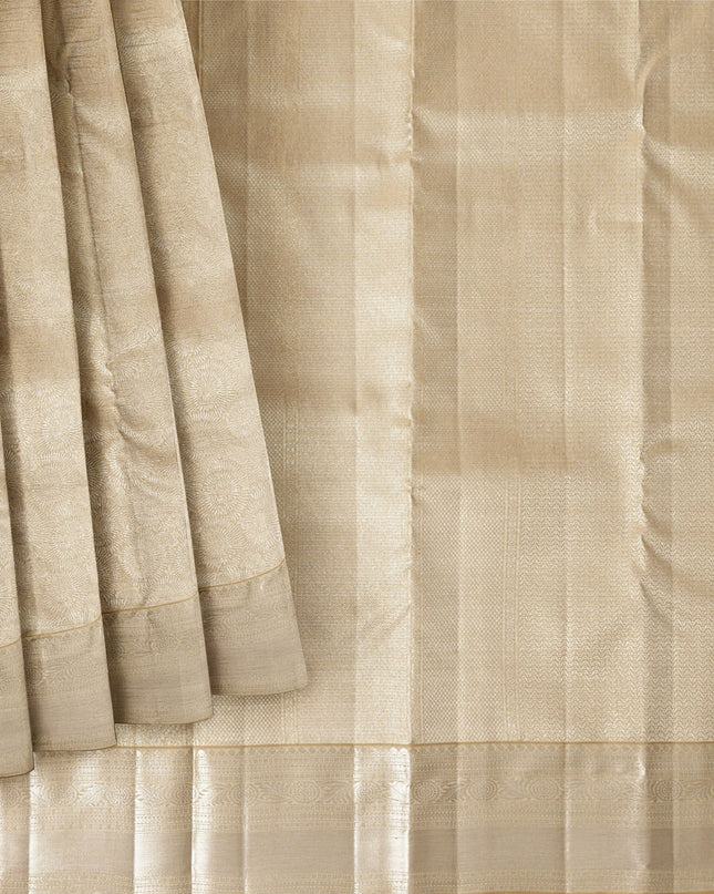 ساري كانجيفارام من الحرير الخالص بلون الشمبانيا الذهبي، بزخارف منسوجة يدويًا رقيقة وحواف لامعة، بطول 5.5 متر مع قطعة بلوزة، من أصل هندي - D22702