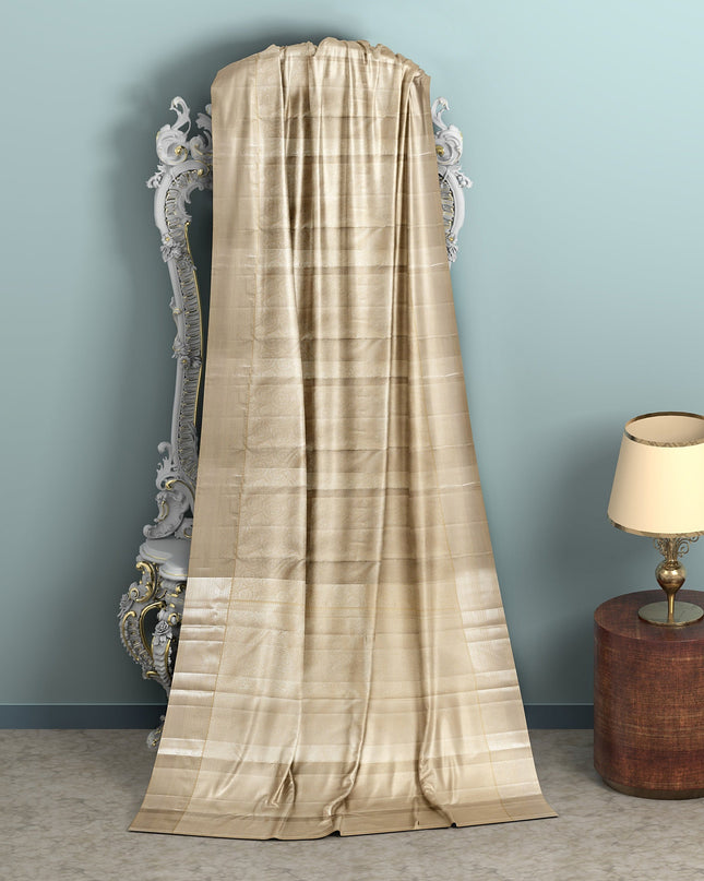 ساري كانجيفارام من الحرير الخالص بلون الشمبانيا الذهبي، بزخارف منسوجة يدويًا رقيقة وحواف لامعة، بطول 5.5 متر مع قطعة بلوزة، من أصل هندي - D22702