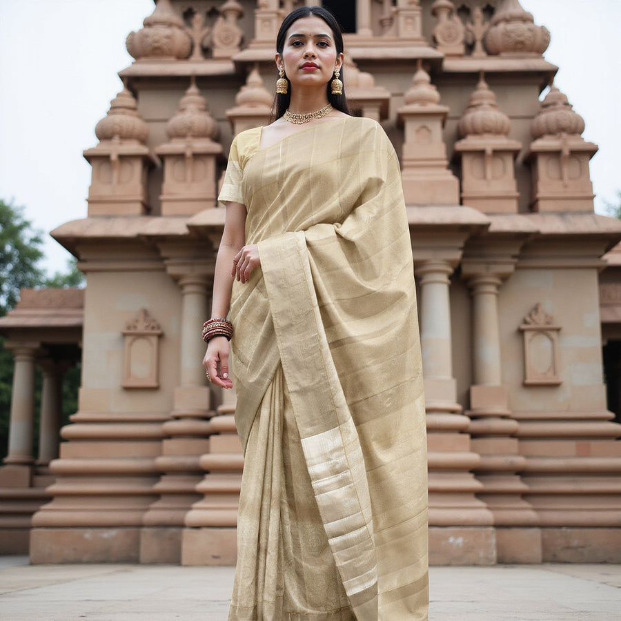 ساري كانجيفارام من الحرير الخالص بلون الشمبانيا الذهبي، بزخارف منسوجة يدويًا رقيقة وحواف لامعة، بطول 5.5 متر مع قطعة بلوزة، من أصل هندي - D22702