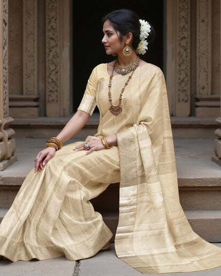 ساري كانجيفارام من الحرير الخالص بلون الشمبانيا الذهبي، بزخارف منسوجة يدويًا رقيقة وحواف لامعة، بطول 5.5 متر مع قطعة بلوزة، من أصل هندي - D22702