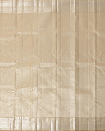 ساري كانجيفارام من الحرير الخالص بلون الشمبانيا الذهبي، بزخارف منسوجة يدويًا رقيقة وحواف لامعة، بطول 5.5 متر مع قطعة بلوزة، من أصل هندي - D22702