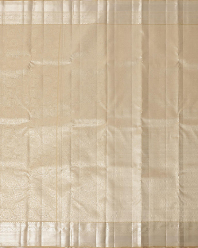 ساري كانجيفارام من الحرير الخالص بلون الشمبانيا الذهبي، بزخارف منسوجة يدويًا رقيقة وحواف لامعة، بطول 5.5 متر مع قطعة بلوزة، من أصل هندي - D22702