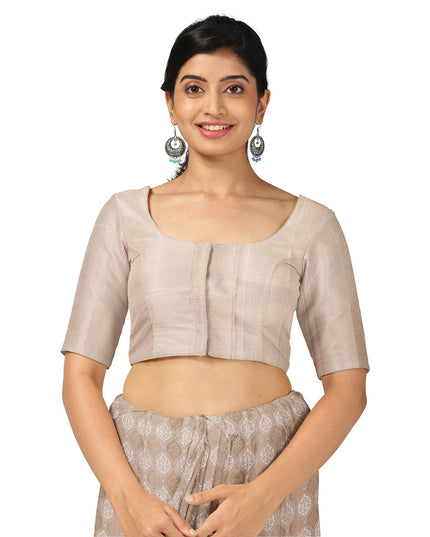 ساري كانجيفارام من الحرير الخالص بلون بني رمادي فاتح، مع لوحة دائرية منسوجة يدويًا وتفاصيل زاري رقيقة، بطول 5.5 متر مع قطعة بلوزة، من أصل هندي - D22703