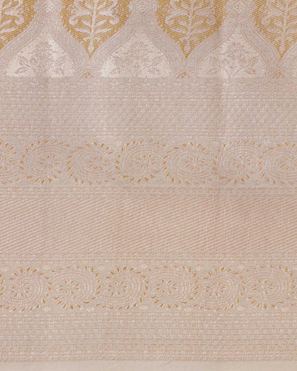 ساري كانجيفارام من الحرير الخالص بلون بني رمادي فاتح، مع لوحة دائرية منسوجة يدويًا وتفاصيل زاري رقيقة، بطول 5.5 متر مع قطعة بلوزة، من أصل هندي - D22703