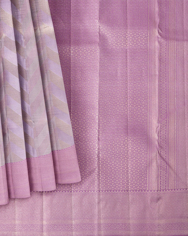 ساري كانجيفارام من الحرير الخالص بلون اللافندر، مع لوحة شيفرون هندسية منسوجة يدويًا وحواف متباينة، بطول 5.5 متر مع قطعة بلوزة، من أصل هندي - D22704