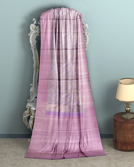 ساري كانجيفارام من الحرير الخالص بلون اللافندر، مع لوحة شيفرون هندسية منسوجة يدويًا وحواف متباينة، بطول 5.5 متر مع قطعة بلوزة، من أصل هندي - D22704