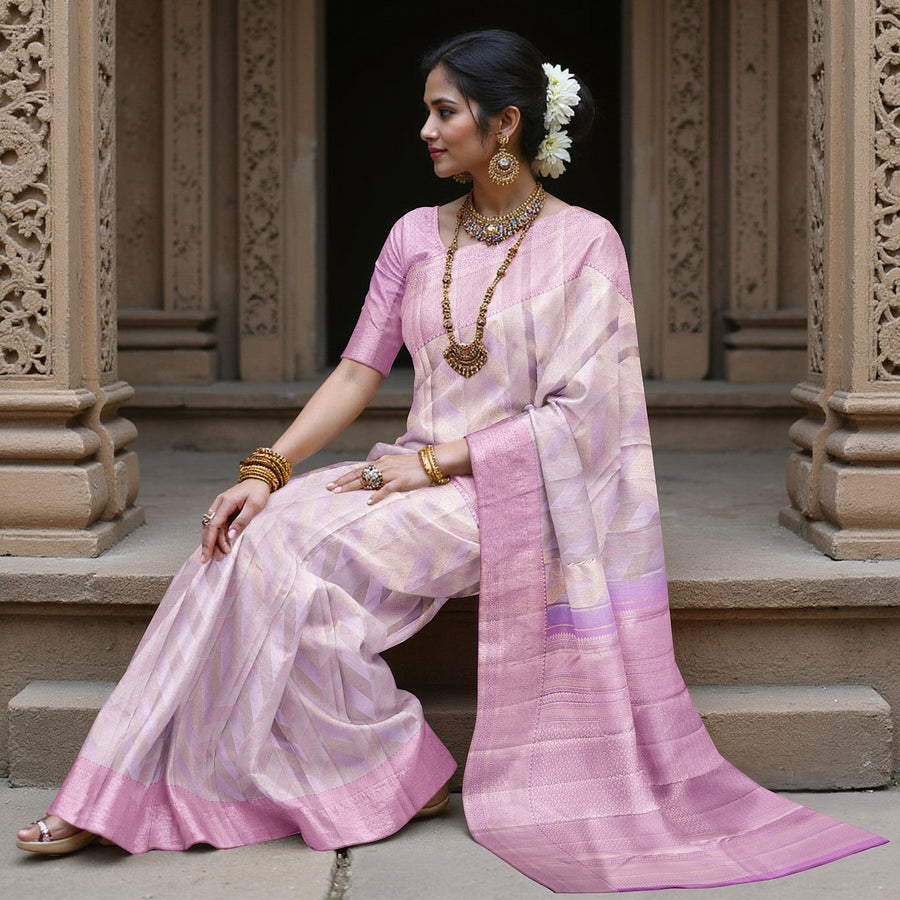 ساري كانجيفارام من الحرير الخالص بلون اللافندر، مع لوحة شيفرون هندسية منسوجة يدويًا وحواف متباينة، بطول 5.5 متر مع قطعة بلوزة، من أصل هندي - D22704